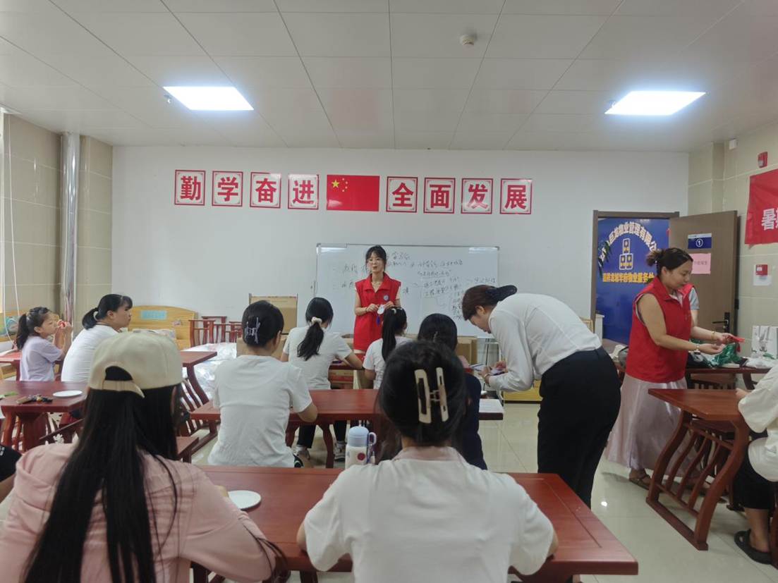 6.图为志愿者为居民讲解香囊制作步骤。张佳颖 供图