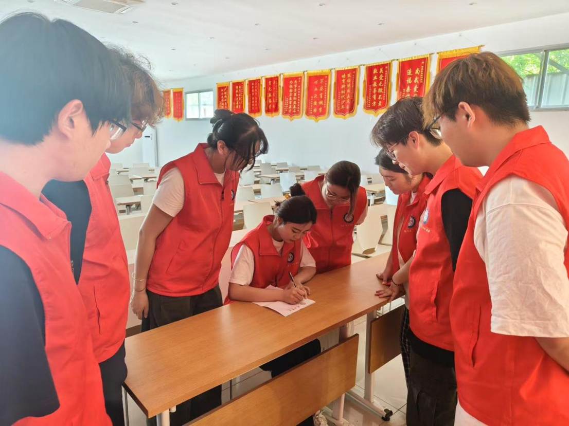 8.志愿者合作给革命先烈写信